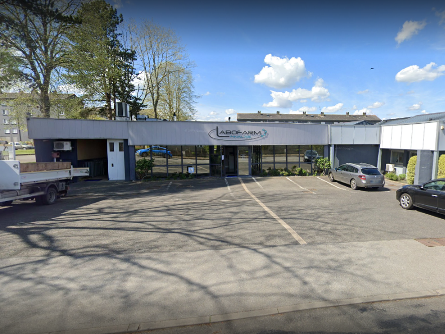 Laboratoire d'analyses vétérinaire Bio Chêne Vert - Labofarm, site de Loudéac, en centre Bretagne.